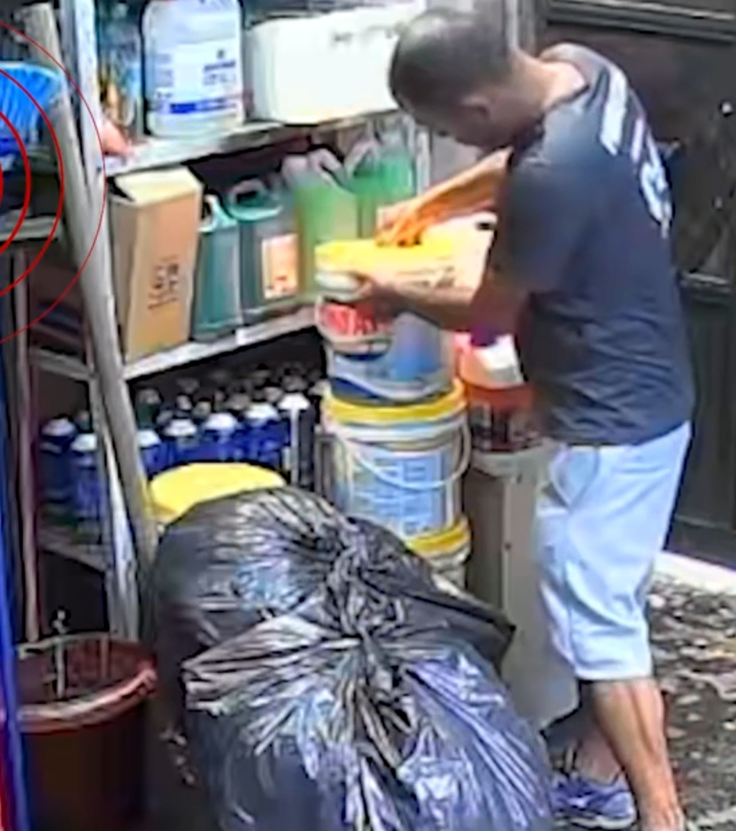 <p>A polícia investiga a manipulação de produtos químicos por funcionários da academia. Câmera de monitoramento gravou um deles pegando materiais para uma suposta limpeza da piscina. A polícia está ouvindo envolvidos e testemunhas do caso. </p>
