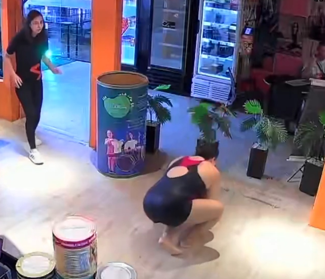 <p>Ela se sente mal e sai da piscina. Então, precisa sentar-se no chão, atraindo a atenção de pessoas que estavam ao redor e que se preocupam com a situação. </p>
