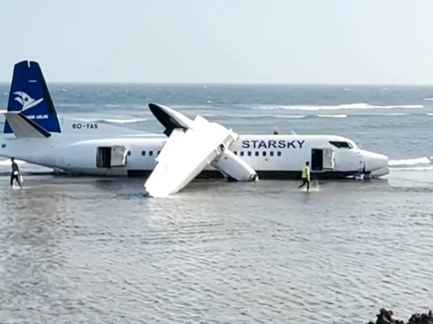 <p>O avião ultrapassou os limites do aeródromo e foi parar na faixa litorânea próxima, ficando parcialmente na água. Imagens registraram uma das asas desprendida. Equipes de resgate atuaram rapidamente e retiraram todos os ocupantes sem ferimentos.</p>
