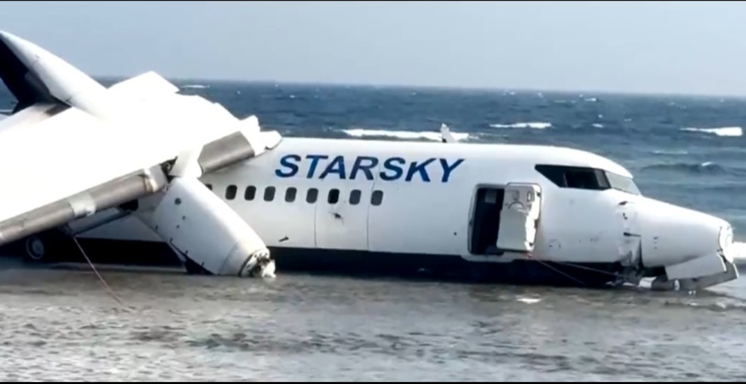 Um avião que transportava 55 pessoas realizou pouso de emergência na Somália após apresentar falha técnica pouco após a decolagem em Mogadíscio. O comandante retornou ao aeroporto, mas, ao aterrissar, não conseguiu manter a aeronave dentro da pista.
-reprodução de vídeo TV Globo