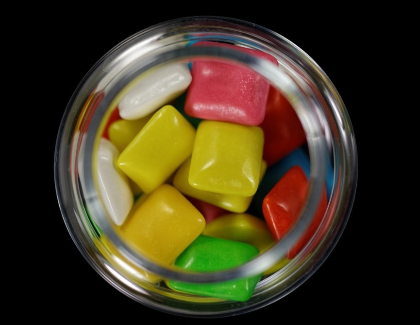 <p>Mordedores de borracha ou chicletes sem açúcar podem servir como alternativas para aliviar a ansiedade em momentos críticos. Essas substituições reduzem o impulso de levar os dedos à boca, sem causar danos físicos.</p>
