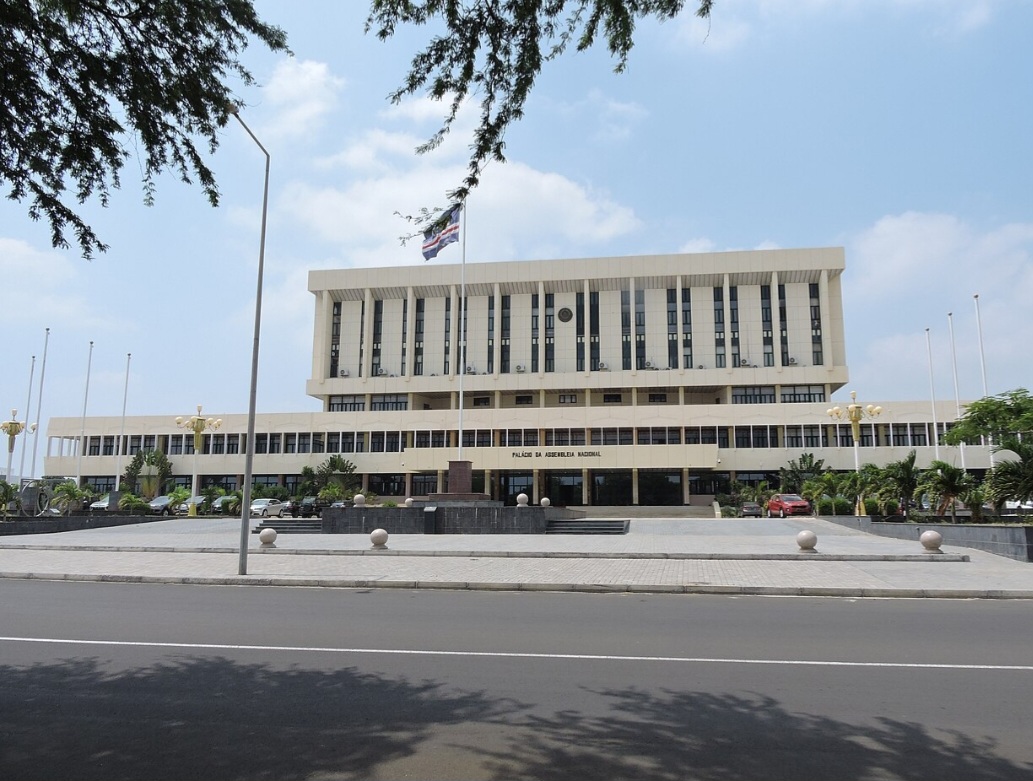 <p>Ainda de acordo com Barômetro da Lusofonia, Cabo Verde lidera em representatividade feminina no parlamento e ocupa o segundo lugar em igualdade de gênero, ficando atrás somente de Portugal. Quando perguntados, porém, sobre a satisfação com a democracia, apenas 27% acena positivamente.</p>
<p>Apesar dos bons indicadores, apenas 27% dos cabo-verdianos dizem estar satisfeitos com sua democracia. Esse dado mostra que eleições livres não bastam: os cidadãos querem que a democracia resolva problema