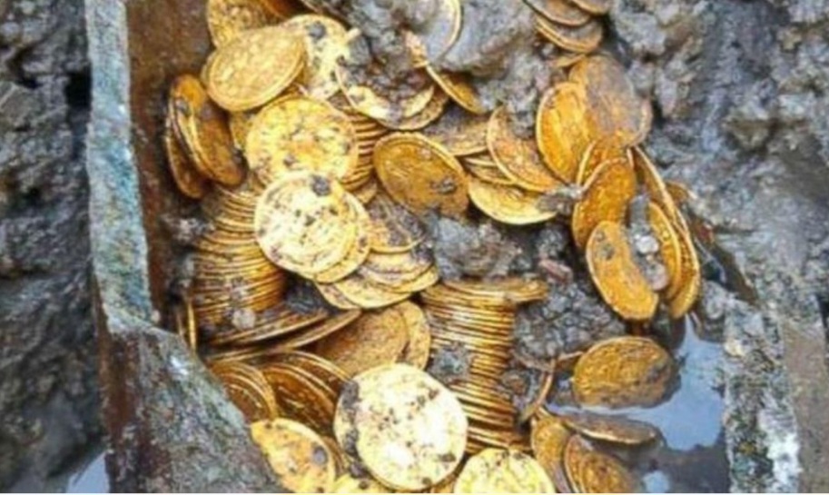 <p>As moedas datavam do século III e estavam acompanhadas de uma travessa de ouro maciço. Portanto, tratava-se de um achado raríssimo para a arqueologia e para a história da Roma Antiga.</p>
