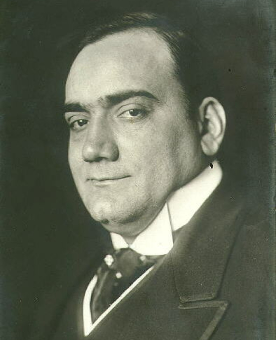 Em 25 de fevereiro de 1873 nascia, em Nápoles, o tenor Enrico Caruso, um dos maiores nomes da história da música erudita. Sua voz marcante e gravações pioneiras o transformaram em referência absoluta do canto lírico.
-Domínio público 