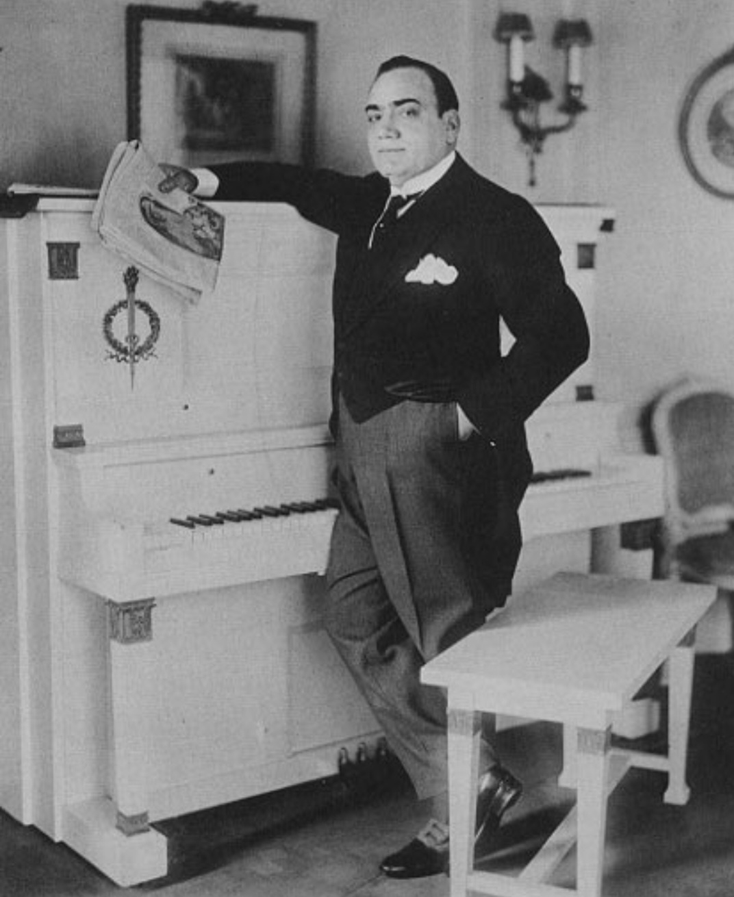 <p>Caruso conquistou o público internacional no início do século 20 e se tornou um dos primeiros cantores a alcançar fama global por meio de discos. Seu talento ajudou a popularizar a ópera para além dos teatros tradicionais.</p>
