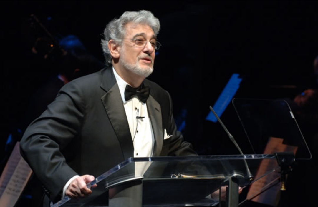 <p>Plácido Domingo (1941– ) nasceu em Madri, Espanha, e construiu carreira impressionante como tenor e maestro. É considerado um dos artistas mais completos e influentes da ópera moderna.</p>
