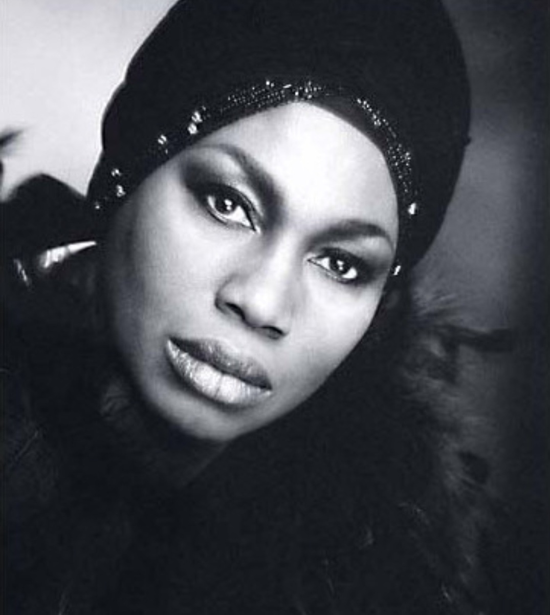 <p>Leontyne Price (1927– ) nasceu em Laurel, Estados Unidos, e abriu caminhos para artistas negros na ópera. Sua voz poderosa marcou o Metropolitan Opera e palcos internacionais.</p>

