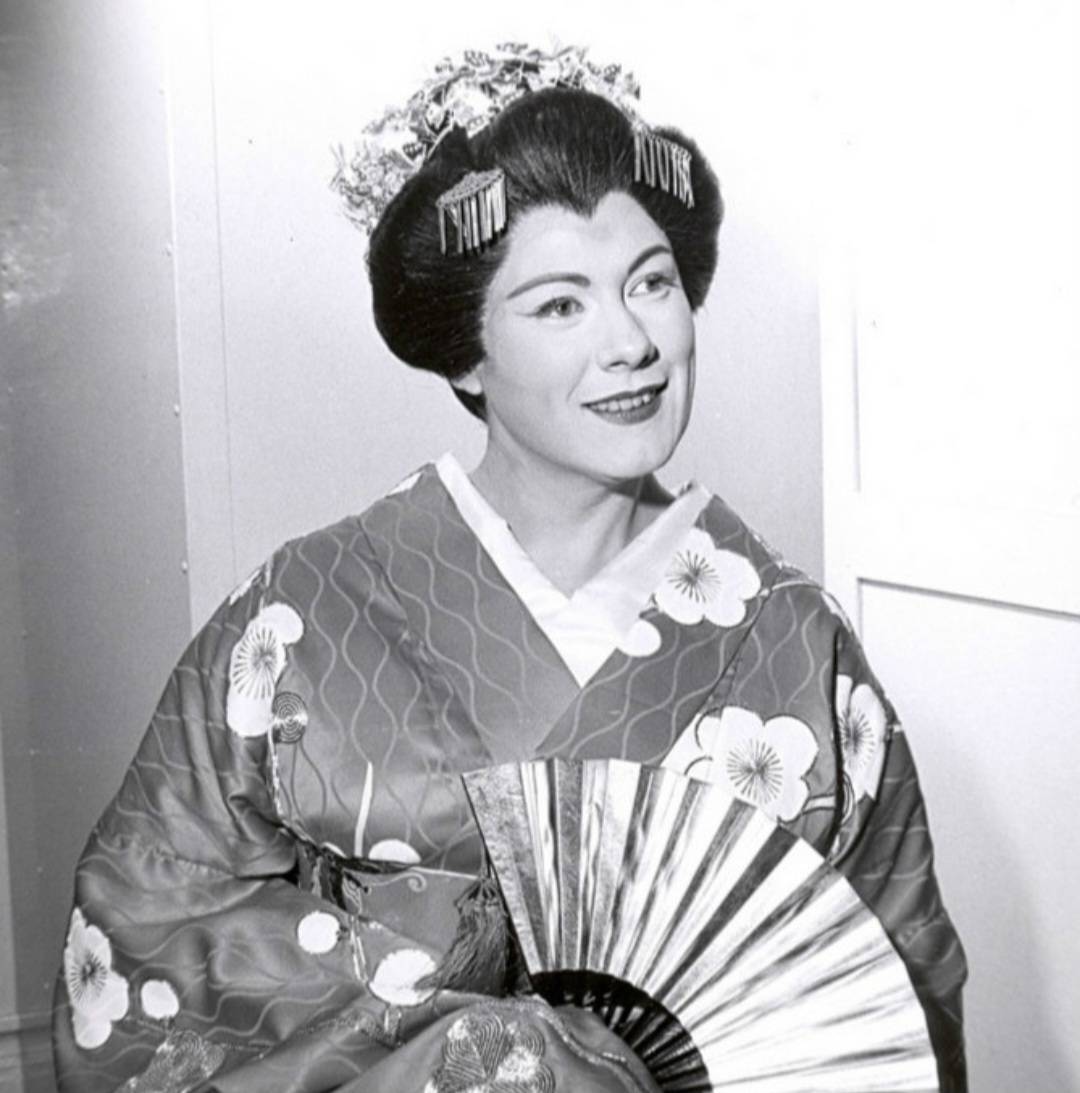 <p>Renata Tebaldi (1922–2004) nasceu em Pesaro, Itália, e conquistou o público com timbre aveludado e interpretação intensa. Tornou-se uma das grandes rivais artísticas de Maria Callas.</p>
