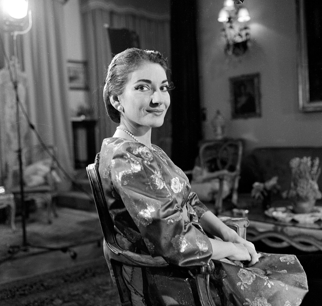 <p>Maria Callas (1923–1977) nasceu em Nova York, Estados Unidos, e tornou-se símbolo da ópera no século 20. Sua interpretação dramática revolucionou o canto lírico e marcou gerações.</p>

