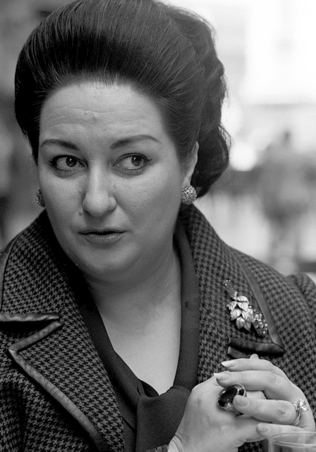 <p>Montserrat Caballé (1933–2018) nasceu em Barcelona, Espanha, e destacou-se pela técnica refinada e notas longas. Foi uma das sopranos mais admiradas do século 20.</p>
