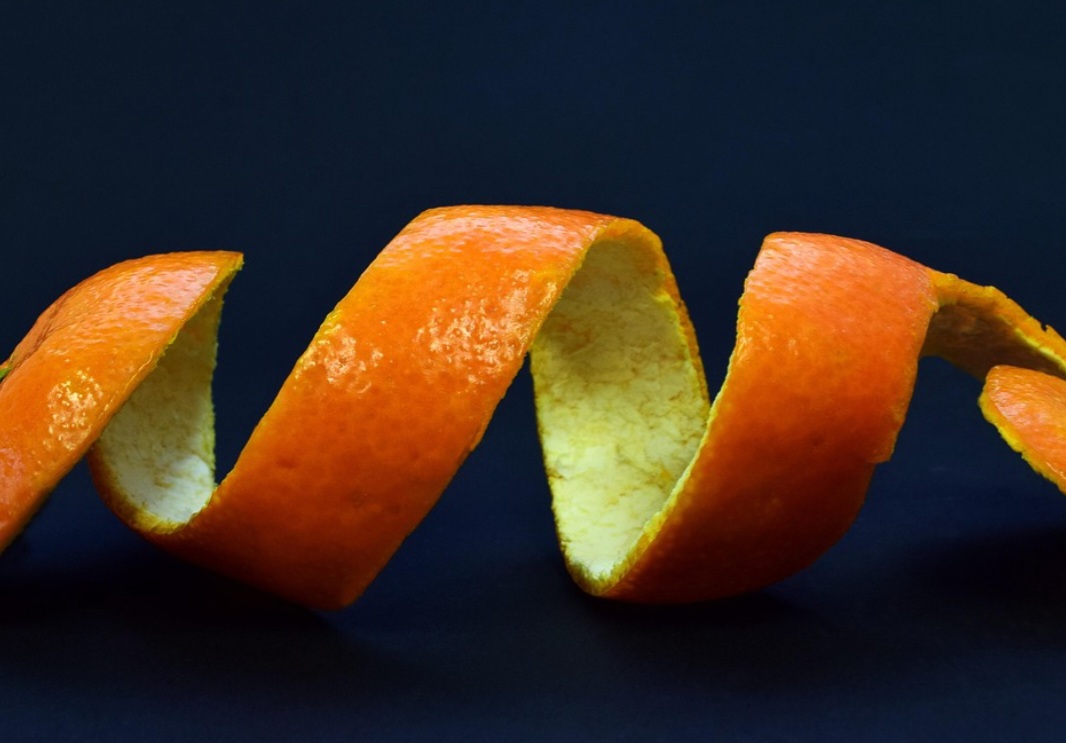 <p>Sua casca aromática é aproveitada tanto na culinária como na indústria de cosméticos. Óleos essenciais extraídos dela são usados em perfumes, chás e receitas que valorizam o sabor cítrico.</p>
