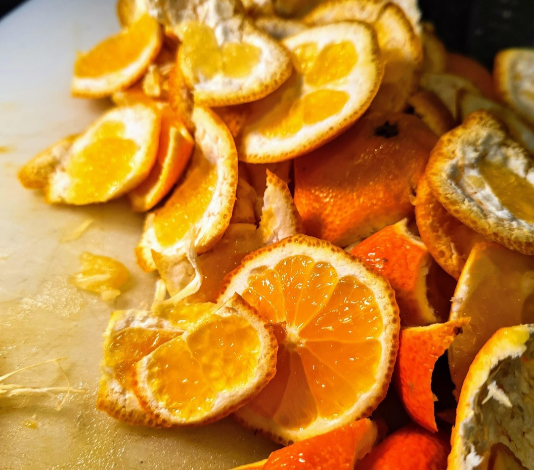 <p>Do ponto de vista nutricional, a tangerina é rica em vitamina C, importante para o sistema imunológico. Também fornece fibras, antioxidantes e minerais que contribuem para a saúde.</p>
