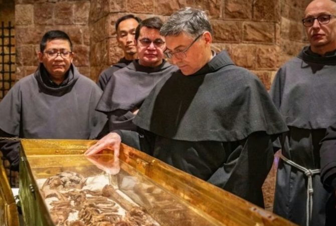 Itália exibe pela primeira vez restos mortais de São Francisco de Assis e atrai peregrinos