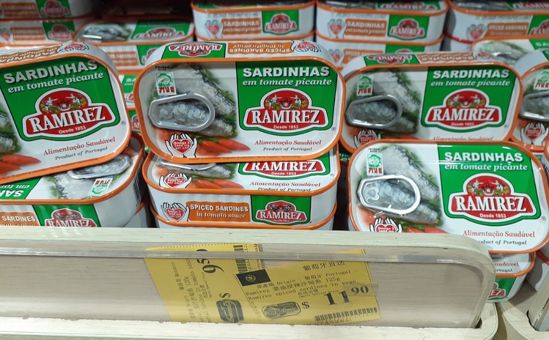 <p>Essa sardinha é produzida em Portugal e costuma ser vendida em versões conservadas em azeite ou óleo, com postas bem preservadas e aparência brilhante. Considerada uma opção mais refinada dentro das conservas, foi elogiada por oferecer sabor delicado e agradável, além de boa qualidade dos ingredientes e acabamento superior.</p>
