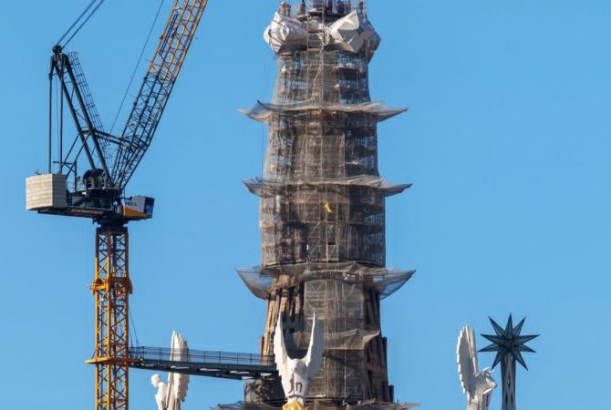 Sagrada Família atinge altura final e consolida recorde como a igreja mais alta do mundo