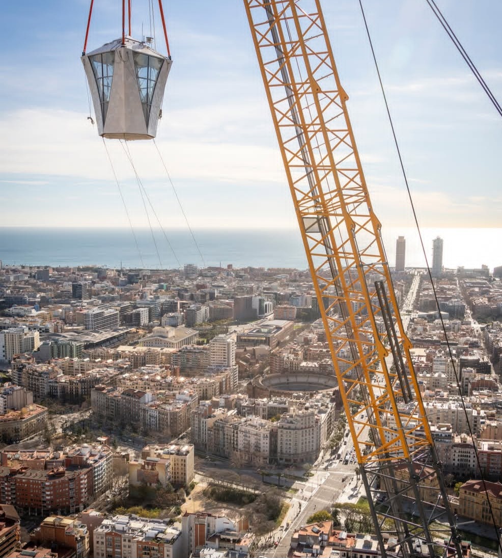 <p>O perfil oficial da Basílica no Instagram divulgou imagens do feito, que estabeleceu um novo marco arquitetônico, consolidando-se como a igreja mais alta do planeta.<br />
A obra, iniciada em 1882, segue em construção há mais de um século.</p>
