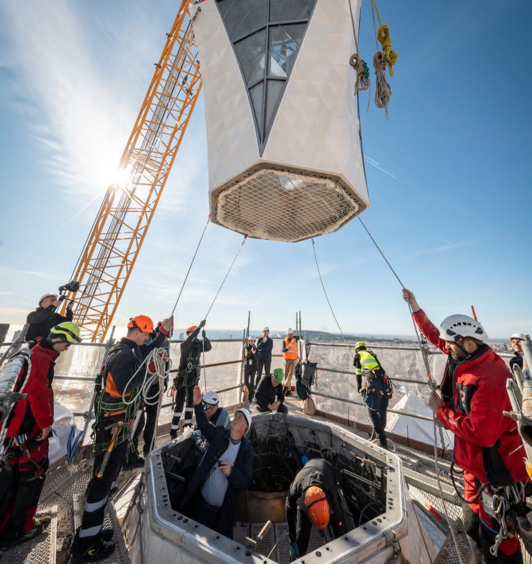 <p>A ovra permanece como um dos projetos religiosos mais ambiciosos do mundo.<br />
Antes mesmo desse marco final, a basílica já havia ultrapassado a Ulm Minster, na Alemanha, e se tornado a igreja mais alta do mundo em 2025.</p>
