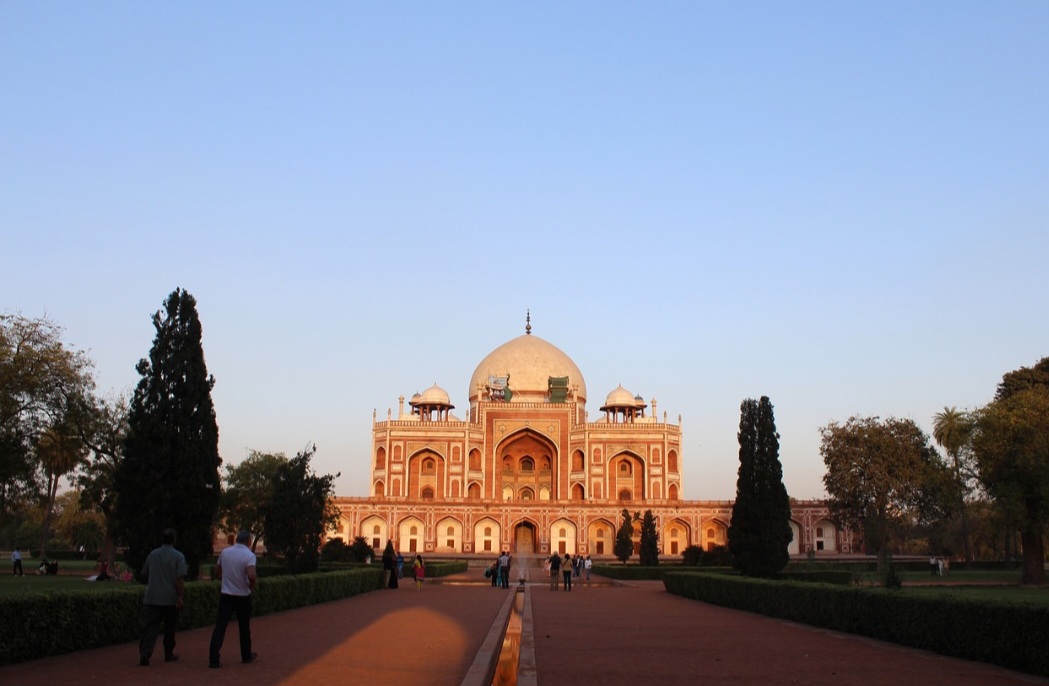 <p>A obra levou oito anos para ser concluída, com custo estimado em 1,5 milhão de rúpias, totalmente financiado por Bega Begum. A localização às margens do rio Yamuna foi estratégica, próxima ao santuário sufi de Nizamuddin. Tal escolha conferiu ao túmulo não apenas relevância arquitetônica, mas também profunda importância espiritual.</p>
