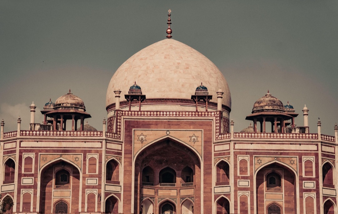 <p>Ao longo dos séculos, o túmulo sofreu alterações, especialmente durante o período colonial britânico, quando os jardins foram transformados em gramados ingleses. Contudo, esforços modernos de restauração devolveram-lhe sua configuração original. O Aga Khan Trust for Culture e o Archaeological Survey of India desempenharam papel crucial nesse processo.</p>
