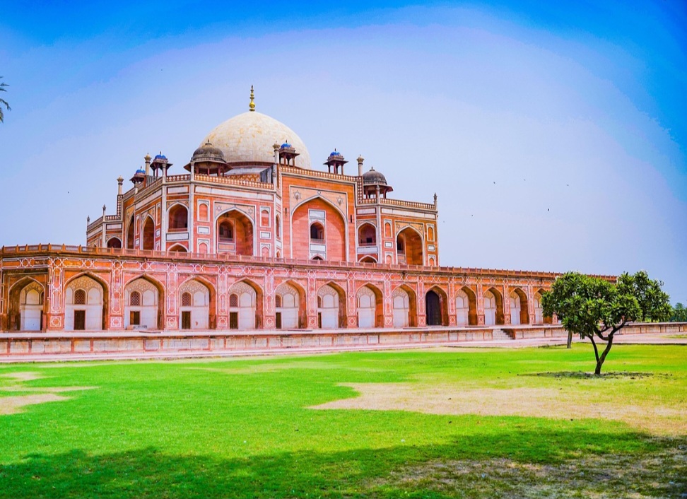 <p>O Túmulo de Humayun estabeleceu padrões que moldaram a arquitetura Mughal nos séculos seguintes. O uso de arenito vermelho e mármore branco, aliado ao jardim charbagh, tornou-se referência para obras como o Taj Mahal. Sua escala monumental inspirou gerações de arquitetos e artistas. Dessa forma, o túmulo definiu um estilo duradouro.</p>

