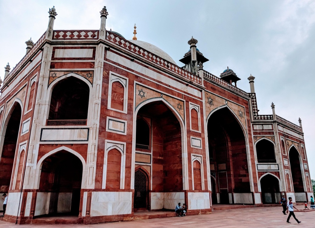 <p>O complexo abriga diversos túmulos e construções adicionais, como o Túmulo do Barbeiro e o de Isa Khan Niyazi, anterior ao de Humayun. Também estão presentes o Arab Serai, destinado aos artesãos, e o Túmulo de Bu Halima. Essas estruturas ampliam o valor histórico do local, revelando a arquitetura da época. O conjunto forma verdadeiro mosaico cultural.</p>
