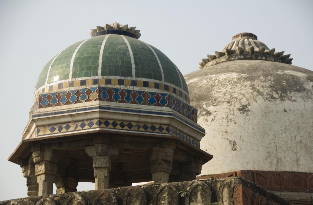 <p>A fotografia é permitida, mas o uso de tripés é restrito para preservar o fluxo de visitantes. Os melhores momentos para capturar imagens são o amanhecer e o entardecer, quando a luz natural valoriza a arquitetura. A cúpula central e os jardins charbagh oferecem cenários icônicos. Dessa forma, o túmulo torna-se também um espetáculo visual.</p>
