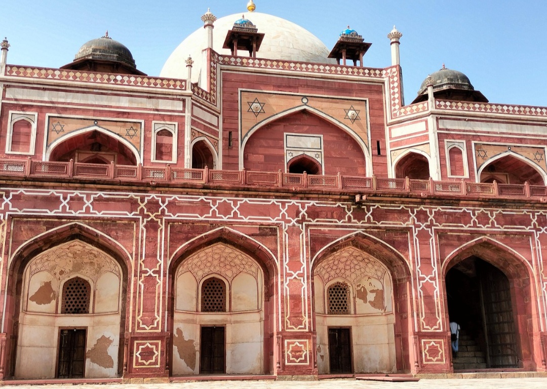 <p>Nos últimos anos, o local recebeu melhorias para enriquecer a experiência dos visitantes. Foram introduzidas visitas guiadas, placas informativas e novas instalações. Além disso, o túmulo tornou-se palco de eventos culturais e exposições. Essas iniciativas reforçam seu papel como centro vivo de memória e cultura.</p>
