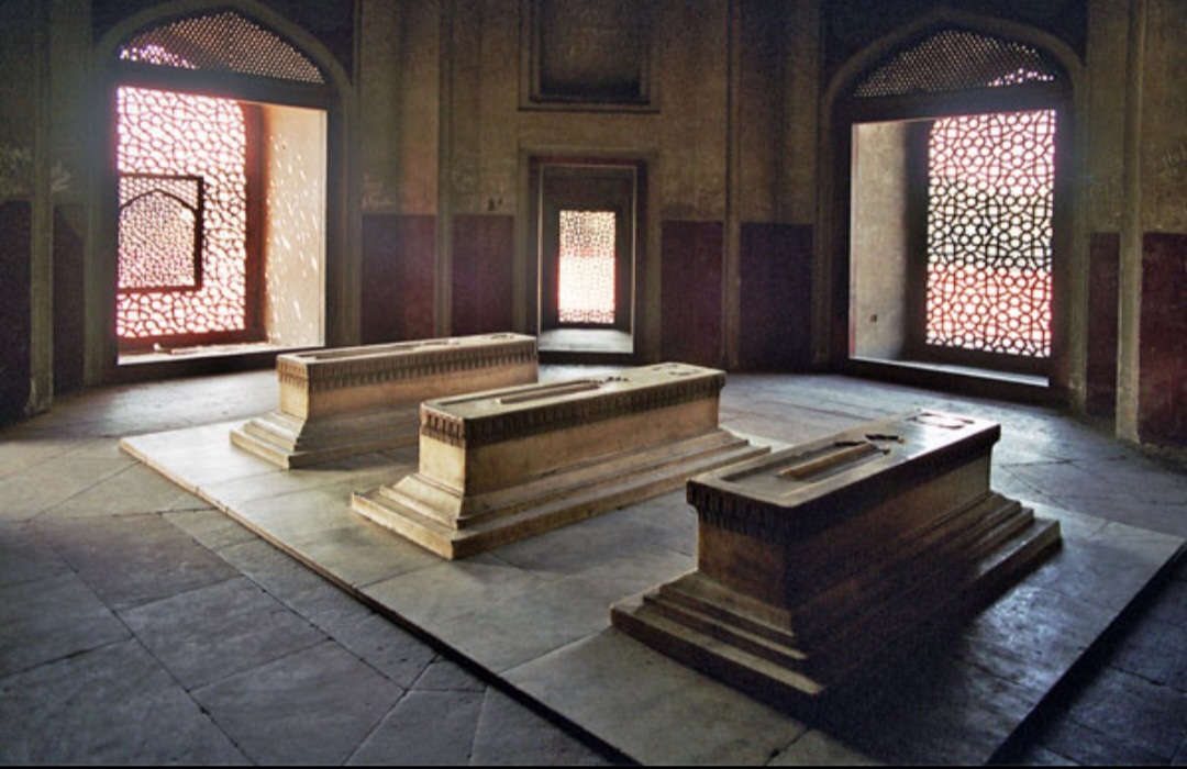 <p>Hamida Banu Begum foi sepultada no Túmulo de Humayun após sua morte, em 29 de agosto de 1604 (19 de Shahriyar de 1013 AH), na cidade de Agra. O enterro ocorreu apenas um ano antes da morte de seu filho, o imperador Akbar, e quase meio século depois do falecimento de seu marido, o imperador Humayun.</p>
