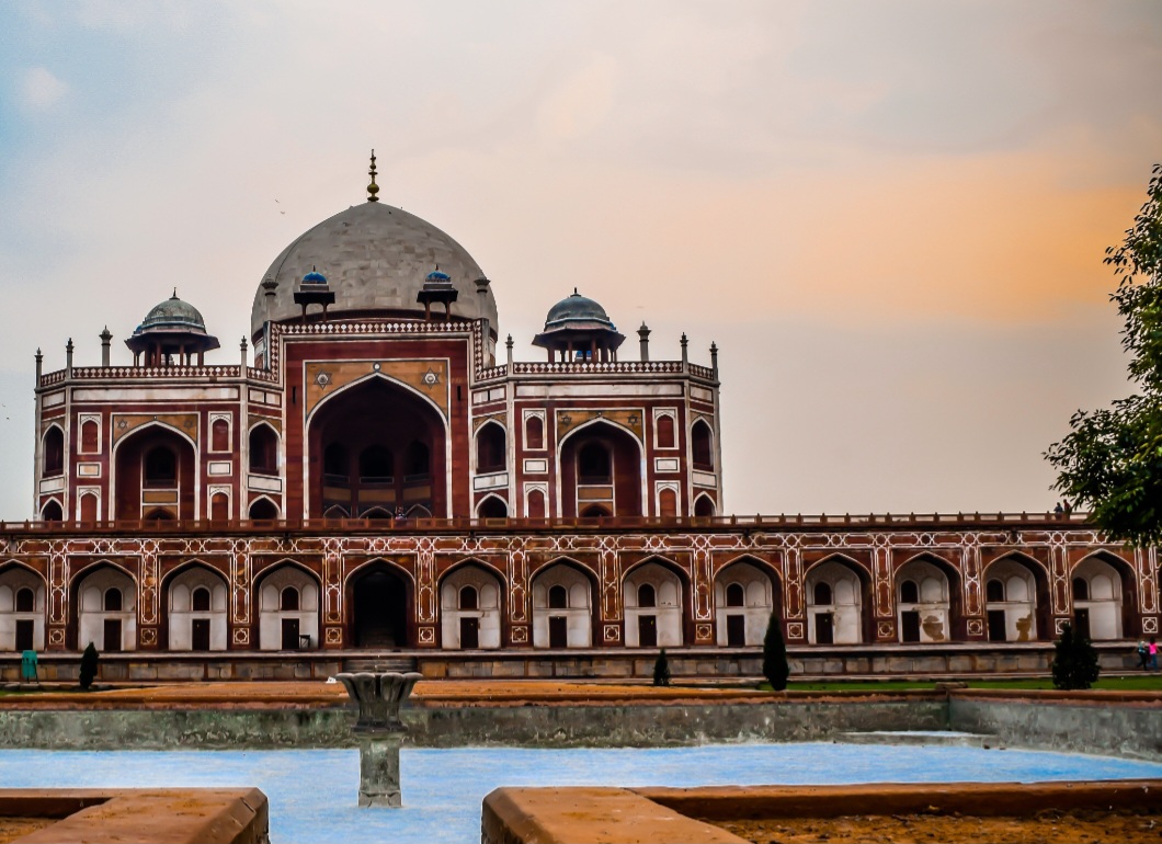 <p>O túmulo está aberto diariamente, do nascer ao pôr do sol, permitindo que visitantes explorem sua beleza. Recomenda-se a visita pela manhã ou ao entardecer, quando a luz realça os detalhes arquitetônicos. Esses horários também oferecem maior tranquilidade, evitando multidões. Assim, a experiência torna-se mais contemplativa e enriquecedora.</p>
