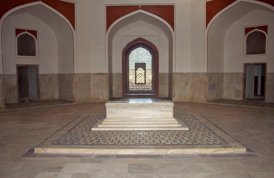 <p>O local tem rampas e caminhos adaptados, tornando-se parcialmente acessível para pessoas com deficiência. Embora algumas áreas ainda apresentem desafios, os esforços de adaptação demonstram preocupação com a inclusão. Essa iniciativa amplia o alcance cultural do monumento. Assim, o túmulo acolhe diferentes públicos em sua grandiosidade.</p>
