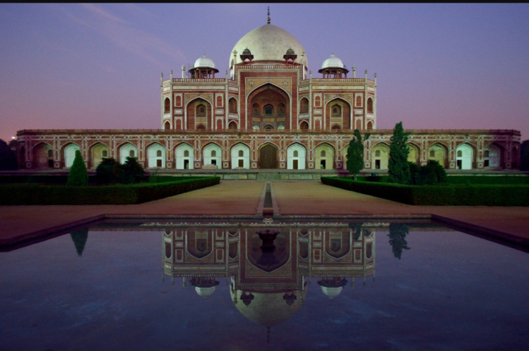 <p>O charbagh, jardim quadrilátero dividido em quatro partes por canais de água, simboliza o paraíso islâmico. No Túmulo de Humayun, esse conceito foi aplicado pela primeira vez na Índia, Os 36 quadrados formados pela malha de caminhos e canais trazem serenidade, enquanto o jardim complementa a monumentalidade da construção e reforça sua aura sagrada.</p>
