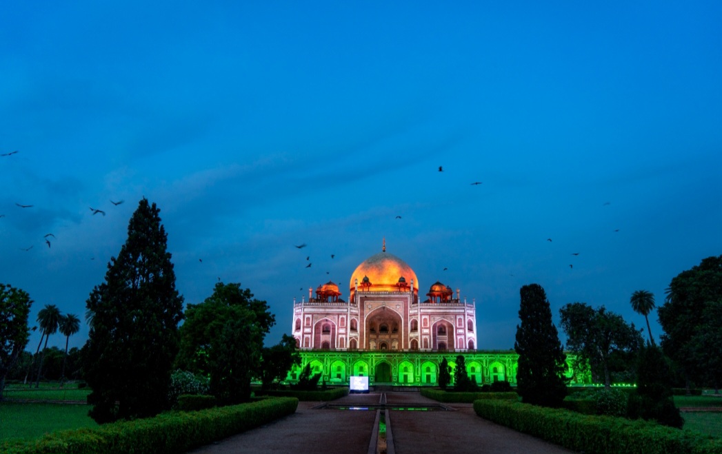 <p>O túmulo é facilmente acessível por metrô, com a estação JLN Stadium na Linha Violeta como ponto mais próximo. Alternativamente, táxis e auto-riquixás oferecem transporte direto. Essa conectividade facilita o acesso tanto para turistas quanto para locais. O posicionamento estratégico reforça sua importância como destino cultural central em Nova Délhi.</p>
<p>&nbsp;</p>
