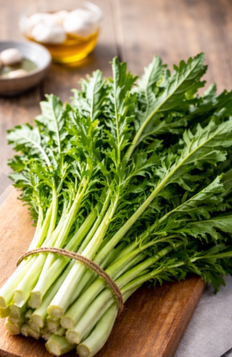 <p>Chicória<br />
Rica em fibras e minerais, a chicória auxilia na digestão e no equilíbrio intestinal. Também contribui para o funcionamento do fígado e do organismo. Pode ser consumida crua ou refogada, conforme o gosto.</p>
