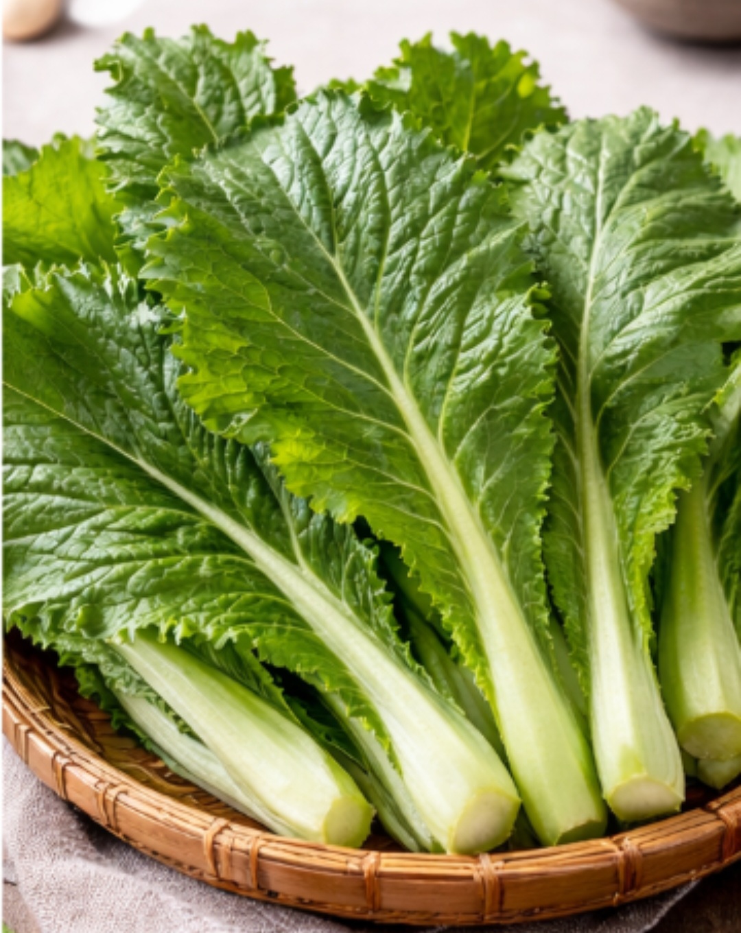 <p>Além de favorecer ossos e músculos, a mostarda verde oferece antioxidantes e vitamina C, que fortalecem a imunidade. Seu sabor levemente picante combina com refogados, sopas e saladas. Dessa forma, pode enriquecer a alimentação com nutrientes importantes.</p>
