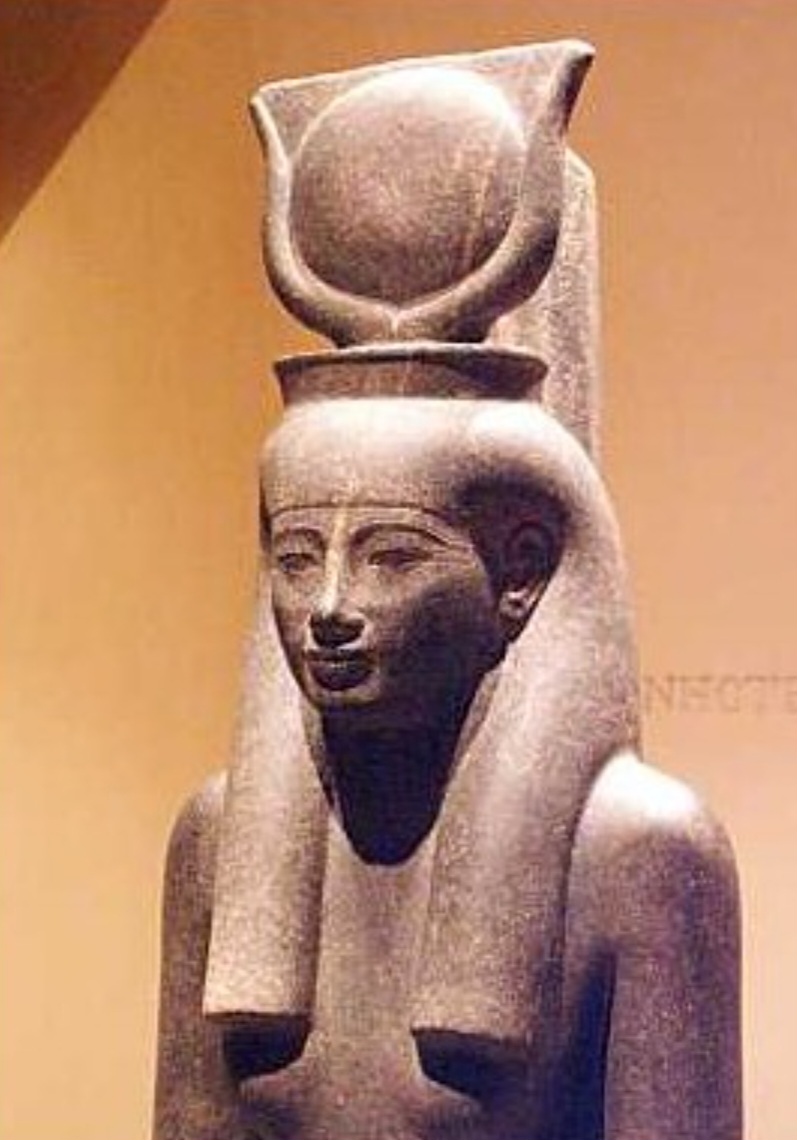 <p>O Sinai era considerado o lar da deusa Hathor, “Senhora da Turquesa”, disse, ao Live Science, Jhon Darnell, professor de egiptologia da Universidade de Yale e que já fez pesquisas extensas na região, embora não tenha participado da descoberta. A associação reforça a importância espiritual da região, que era fonte de riqueza material, além de devoção e mitologia.</p>
