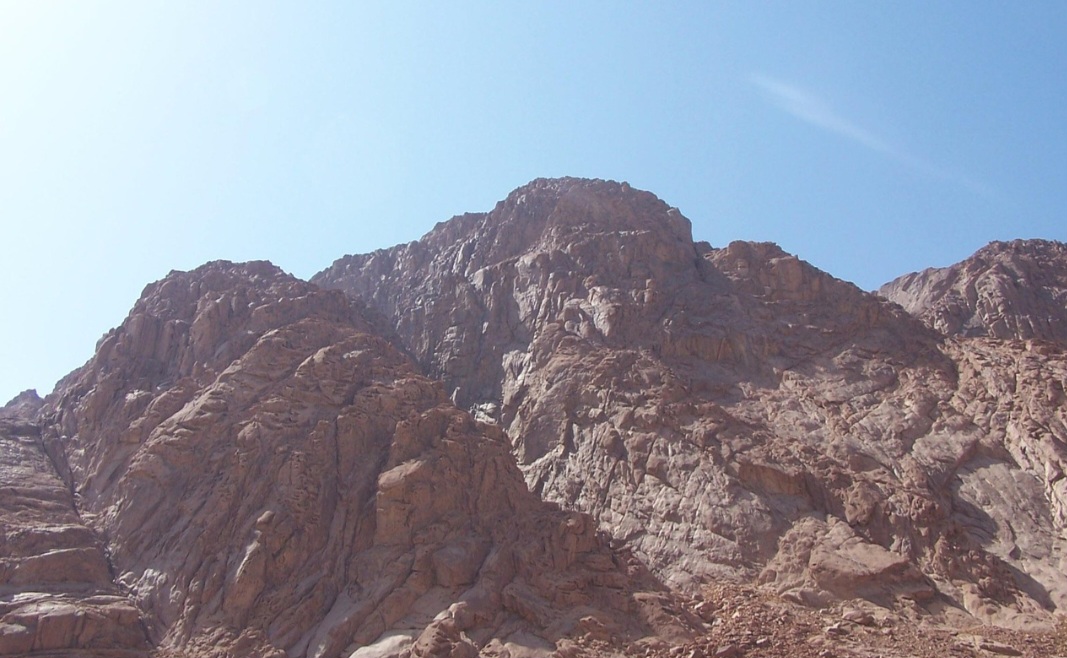 <p>Localizado no planalto de Umm Arak, o abrigo mede aproximadamente 100 metros de comprimento e 3 metros de profundidade, com teto de até 1,5 metro de altura. Essa estrutura modesta, mas resistente, serviu como espaço de encontro e descanso, preservando inscrições e desenhos que narram a vida de diferentes grupos ao longo dos séculos.</p>
