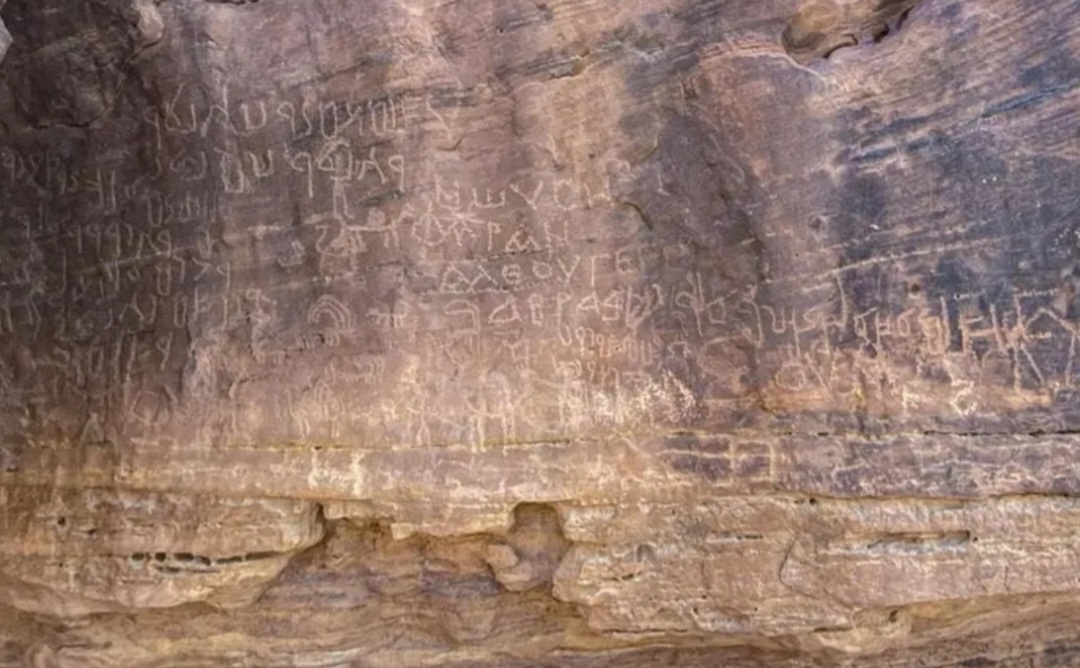 <p>As manifestações mais antigas, datadas entre 10.000 e 5.500 a.C., mostram cenas de caça, como a figura de um homem com arco acompanhado de cães. Essas imagens revelam práticas de subsistência e a relação de enorme proximidade entre humanos e animais na luta pela sobrevivência.</p>
