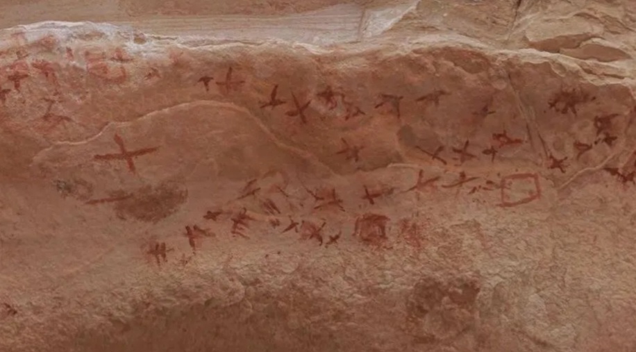 <p>Ao longo dos milênios, as representações rupestres do Sinai mudaram, acompanhando transformações sociais e tecnológicas entre a Antiguidade e a Idade Média.<br />
Desenhos mais recentes mostram pessoas a cavalo e armadas, indicando novas formas de organização.<br />
O abrigo também exibe símbolos geométricos que podem ter servido como códigos ou expressões de crenças, revelando a riqueza cultural desses povos.</p>
