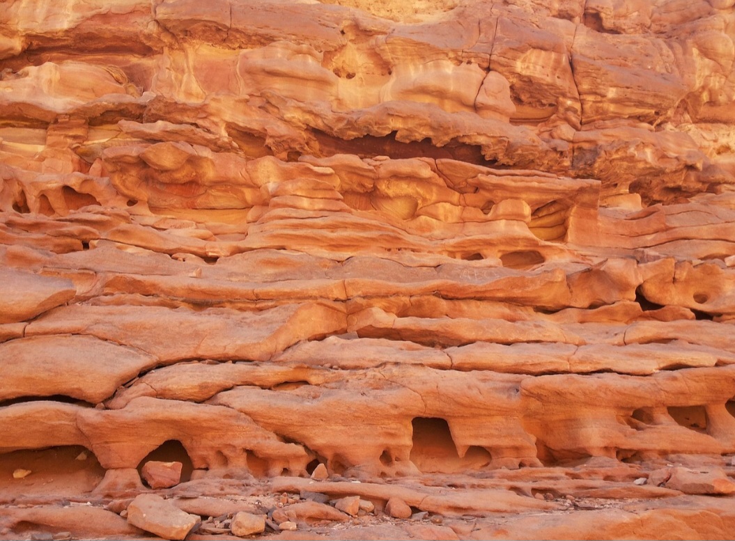 <p>Além de abrigar áreas desérticas impressionantes, o Sinai possui montanhas, vales rochosos e oásis que revelam paisagens singulares. Além de sitios arqueológicos, há também parques naturais e reservas protegidas.</p>
