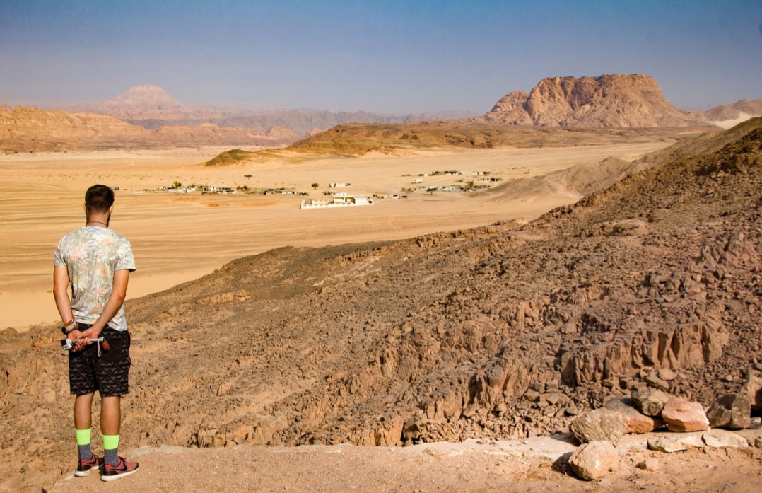 <p>A Península do Sinai é uma região pertencente ao Egito. Cercada pelo Mar Mediterrâneo ao norte e pelo Mar Vermelho ao sul, forma uma ponte natural entre continentes. Ao longo da história, foi rota de povos, exércitos e comerciantes. Um espaço de encontros, conflitos e trocas culturais que moldaram civilizações.</p>
