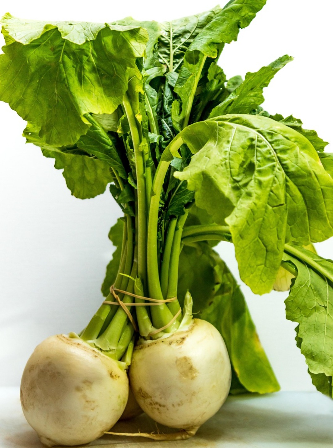 <p>As folhas de nabo também se destacam pelo valor nutricional. São ricas em vitamina C, cálcio e compostos naturais que ajudam na defesa do organismo.</p>
