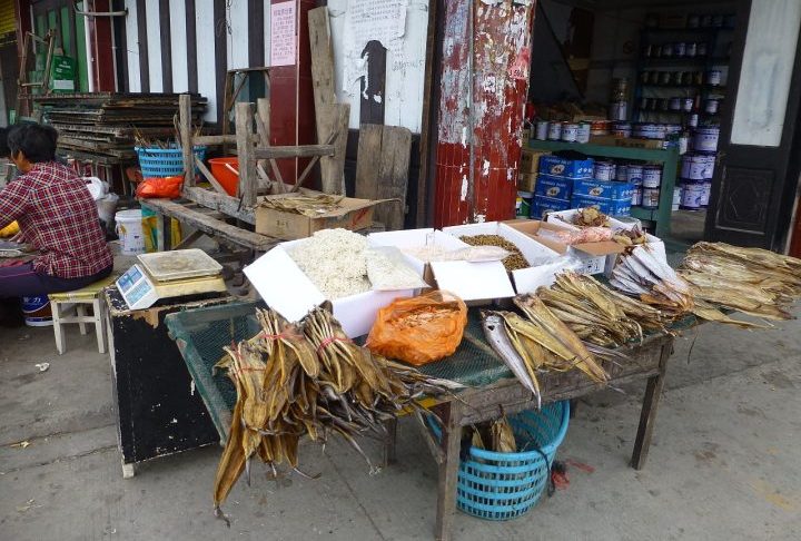 <p>A economia de Fujian é diversificada e fortemente voltada para exportações, com destaque para manufaturas, eletrônicos, têxteis, calçados, cerâmica, produtos de bambu, além de pesca e aquicultura.</p>
