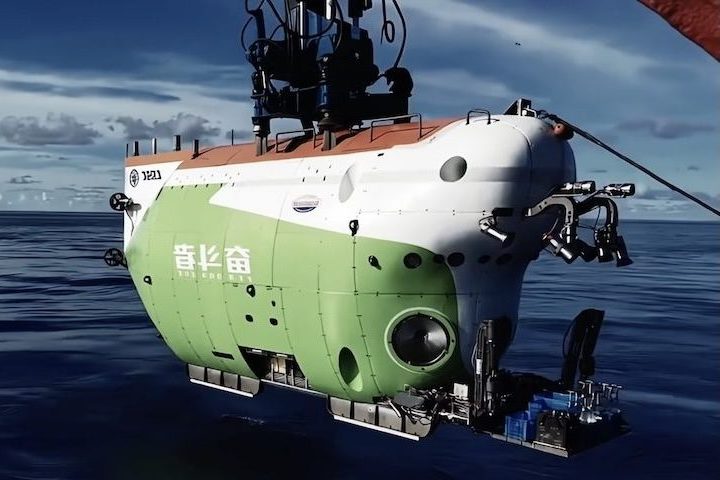 <p>Ele possui uma esfera de proteção contra pressão, e conta com o auxílio de braços robóticos e câmeras e sensores especializados.</p>
