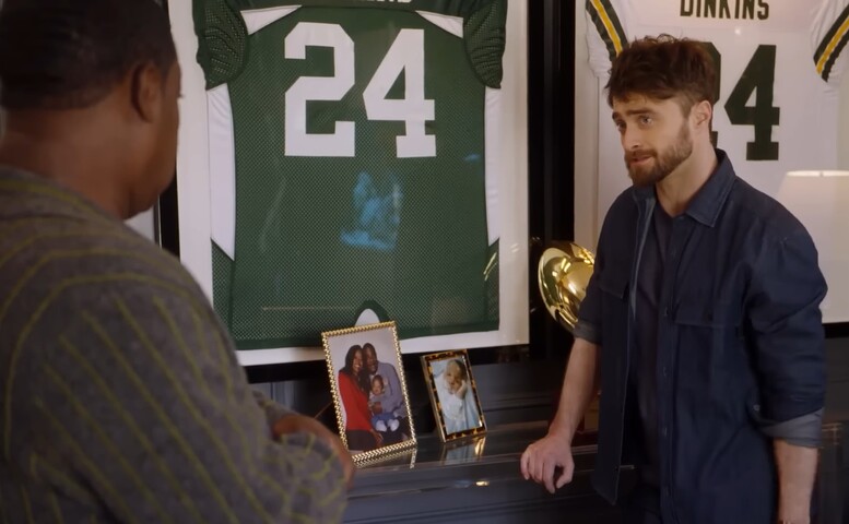 <p>A trama acompanha um ex-astro de futebol americano vivido por Tracy Morgan, Reggie. Ele tenta reconstruir sua imagem com ajuda de um cineasta interpretado por Radcliffe, Arthur Robin, que vai morar na mansão de Reggie para produzir um documentário.</p>
