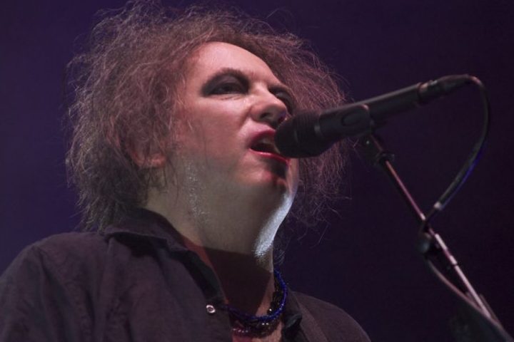 <p>A estética visual do The Cure também se tornou icônica, especialmente a imagem de Robert Smith com cabelos desgrenhados, maquiagem borrada e roupas predominantemente pretas.</p>
