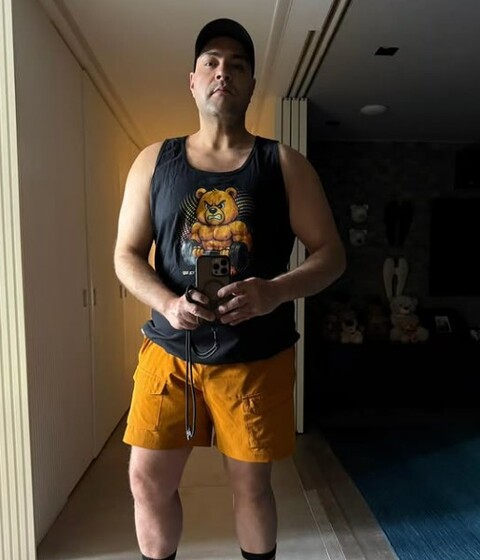 <p>O novo momento também trouxe ajustes profissionais, como adaptações nos figurinos de teatro, além de uma sensação renovada de bem estar físico e mental. “Eu me sinto bem-disposto e emocionalmente mais estabelecido”, disse.</p>
