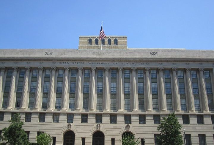 <p>O abate preventivo e medidas rigorosas de biossegurança são as principais ferramentas do Departamento de Agricultura dos Estados Unidos (USDA) para evitar que a doença se espalhe e prejudique as exportações.</p>
