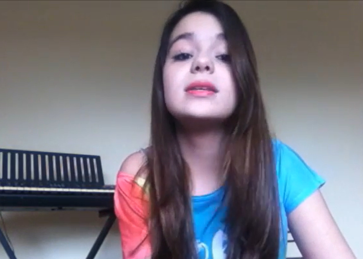 <p>Ela iniciou sua trajetória na internet aos 11 anos de idade e passou a ganhar reconhecimento a partir de 2014. De forma gradual, acumulou milhares de inscritos em seu canal e chamou a atenção da mídia pelo estilo de comunicação voltado ao público adolescente. Em seus vídeos, abordava temas como relacionamentos, escolha profissional e questões ligadas ao universo escolar.</p>
