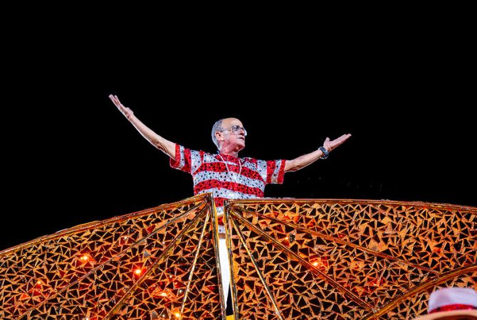 Viradouro ganha 5 Estandartes de Ouro com homenagem a Mestre Ciça