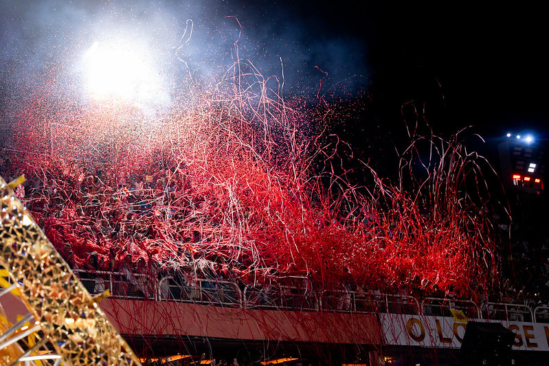 <p>O desfile homenageou sua trajetória como referência entre ritmistas, com direito ao próprio à frente da bateria. Cada parada e cada retomada ganharam significado especial, com a multidão indo à loucura na Sapucaí.</p>
